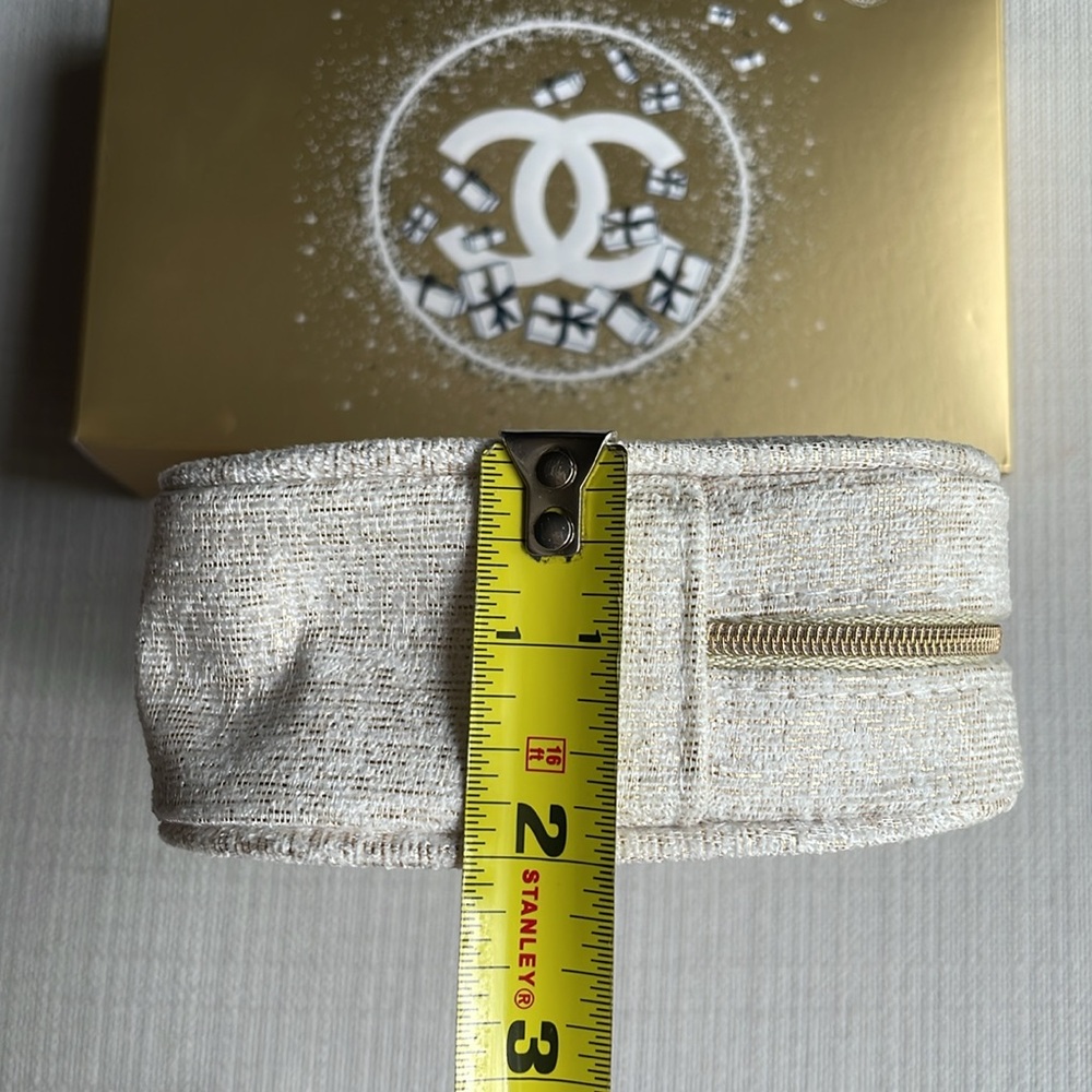 CHANEL limited edition holiday Cosmetic Pouch with snowflake charm - Picture 14 of 14